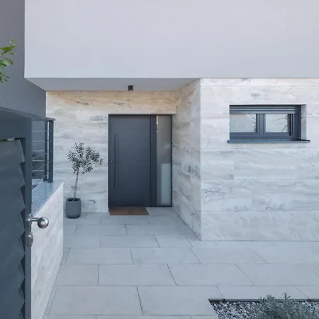 Luxurious Home In Pula Pula
