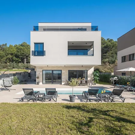 Luxurious Home In Pula Póla